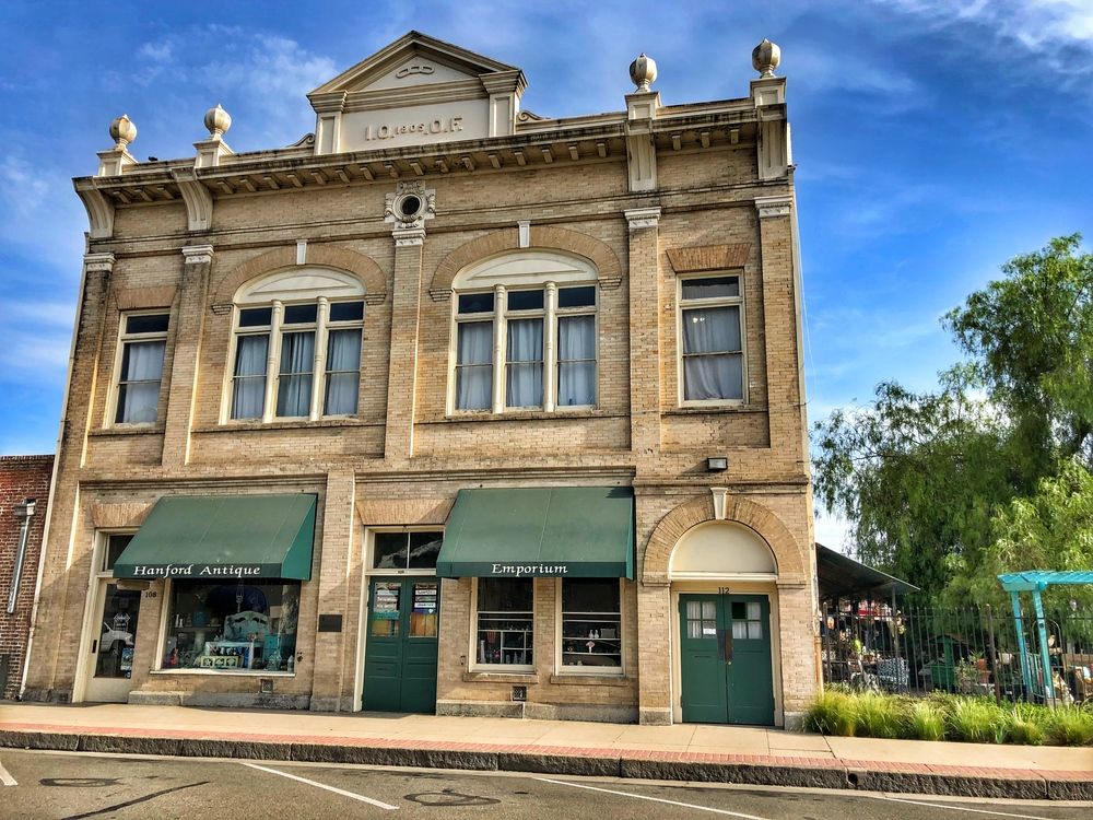 ±11,700 SF Retail Building Located in Downtown Hanford: 108-112 E Eighth Street, Hanford, CA 93230